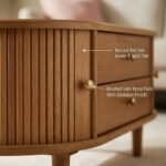 Detailed-close-up-of-natural-red-oak-wood-grain-fluted-slats-and-brushed-brass-knob.